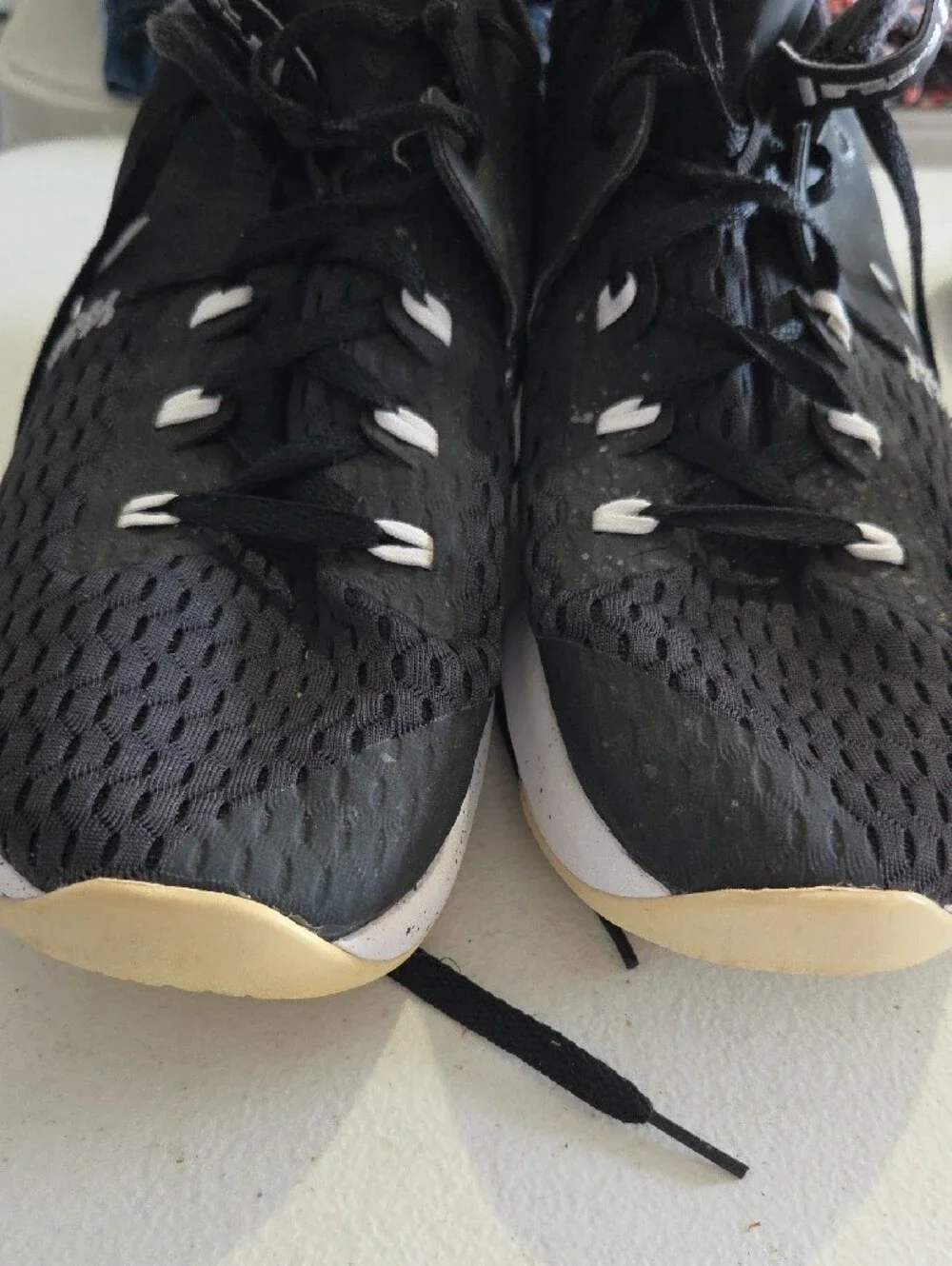 Nike Men's Black Athletic Training Shoes with White Speckled Midsole